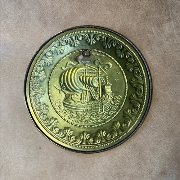 12” Brass Embossed Wall Hanging Plate Galleon Facing Ships Vintage Decor - Picture 6 of 6